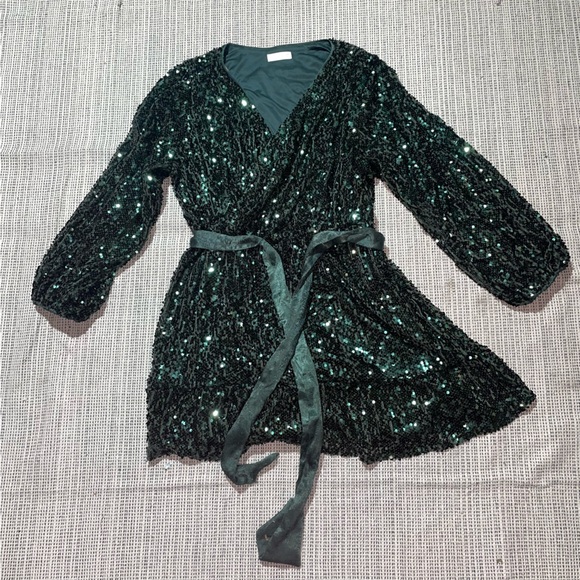 Elegant Green Sequin Wrap Dress - Picture 4 of 8